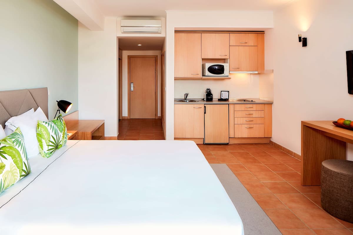 Een minibar, een kluis op de kamer, een bureau, verduisterende gordijnen