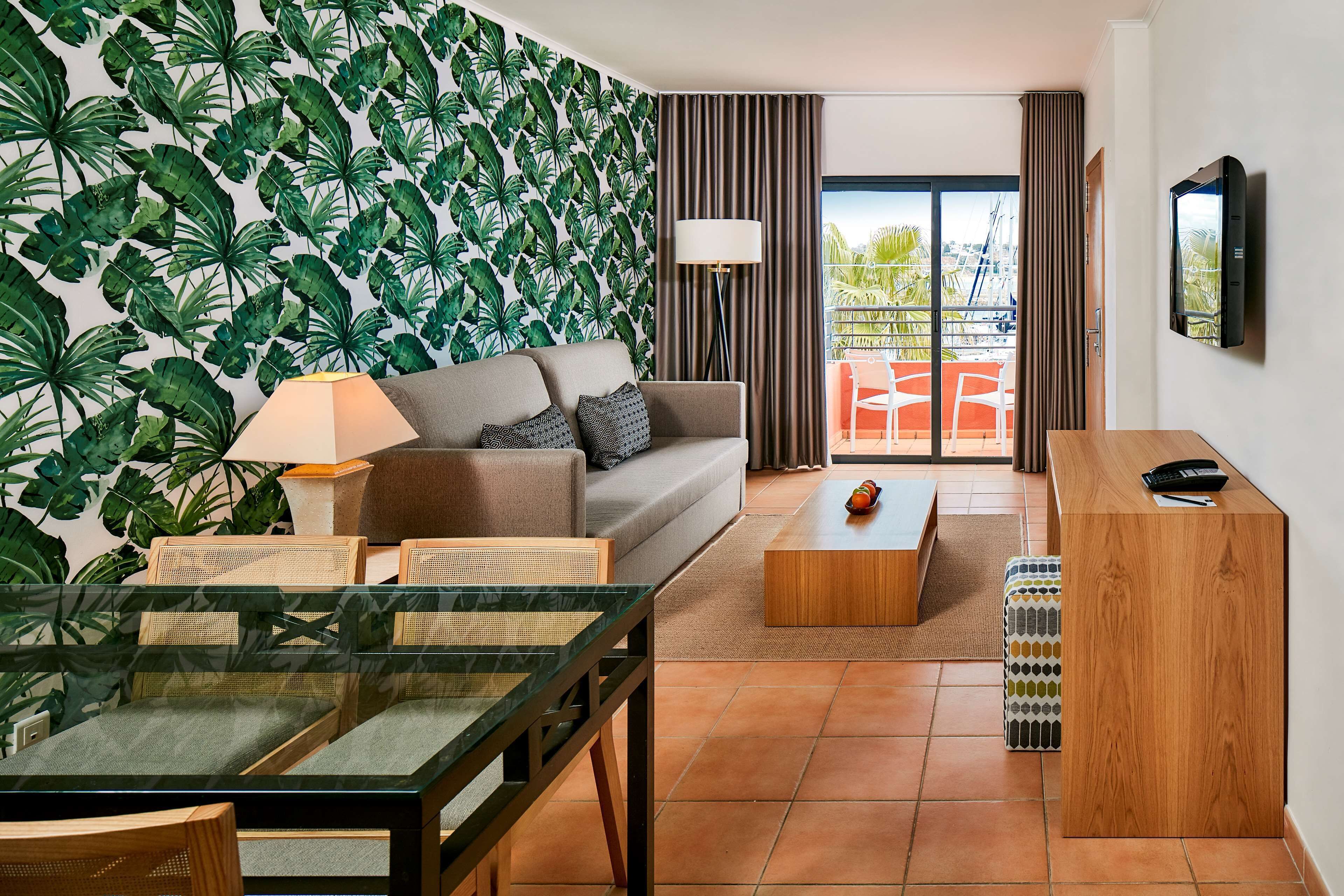 Minibar, caja de seguridad en la habitación y escritorio 