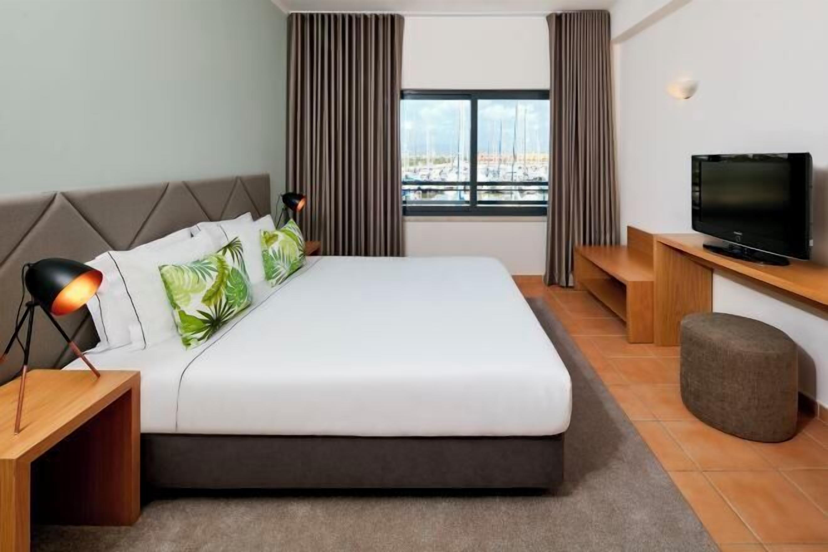 ミニバー、セーフティボックス (室内)、デスク、遮光カーテン