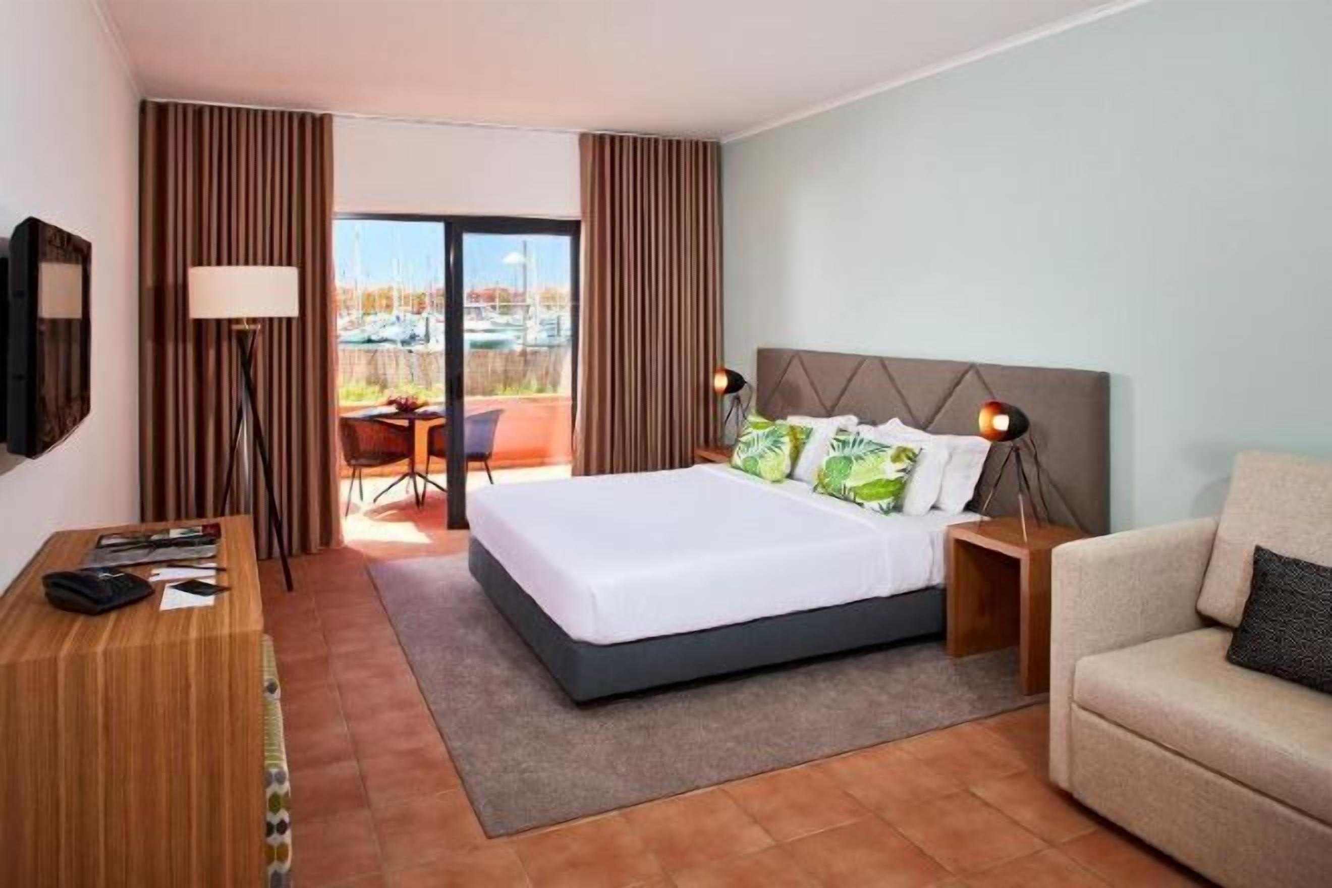 Frigobar, cofres nos quartos, escrivaninha, cortinas blackout