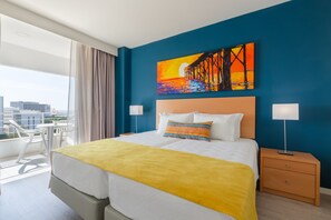 خزنة داخل الغرفة وستائر تعتيم وتجهيزات عازلة للصوت ومكواة/لوح كي