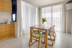 خزنة داخل الغرفة وستائر تعتيم وتجهيزات عازلة للصوت ومكواة/لوح كي