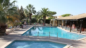 2 outdoor pools, pool umbrellas