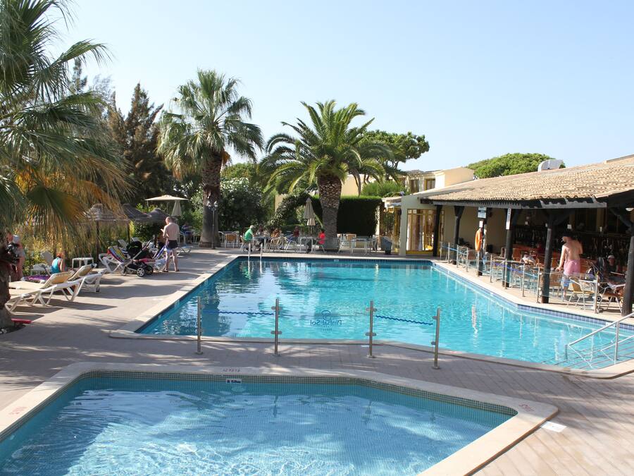 2 piscinas al aire libre, sombrillas