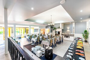 Petit déjeuner, déjeuner et dîner servis sur place