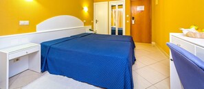 Frigobar, cofres nos quartos, escrivaninha, roupa de cama