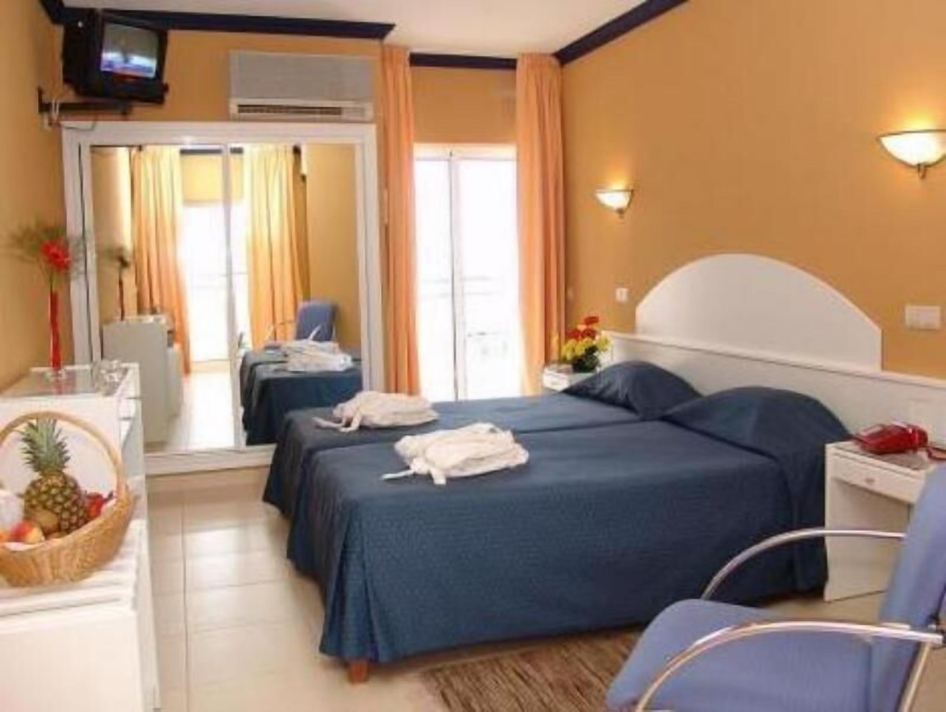 ميني بار وخزنة داخل الغرفة وبديكورات فريدة لكل غرفة وطراز فريد لكل وحدة