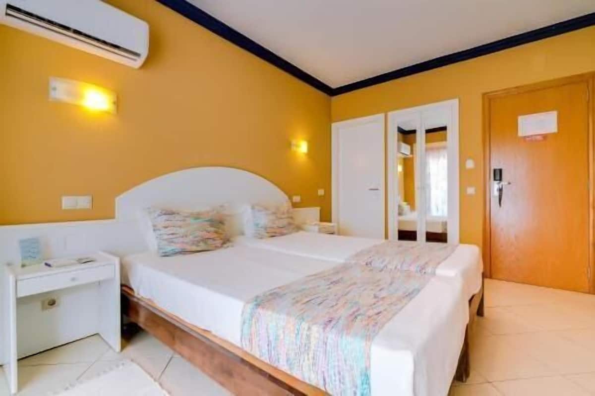 Minibar, värdeförvaringsskåp på rummet och individuell inredning