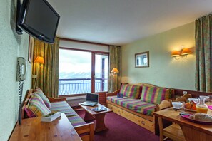 Comfort Apartment, 1 Bedroom | Living room | TV