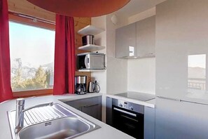 Refrigerador con freezer, cafetera/tetera