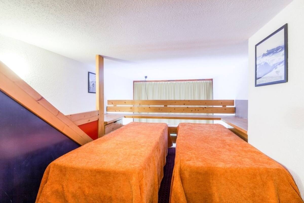 Estudio Confort | Cortinas opacas, tabla de planchar con plancha, cunas (de pago) y wifi