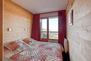 Tirai kedap cahaya dan setrika/meja setrika