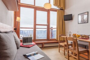 Studio Comfort | Ruang keluarga | TV