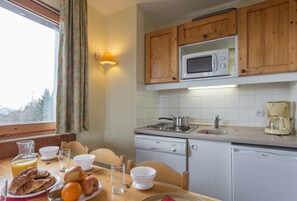 Comfort-Apartment, 1 Schlafzimmer | Eigene Küche | Großer Kühlschrank, Wasserkocher mit Kaffee-/Teezubehör