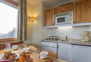 Appartement Confort, 1 chambre | Cuisine privée | Grand réfrigérateur, cafetiÚre/bouilloire