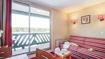 خزنة داخل الغرفة وستائر تعتيم ومكواة/لوح كي وأسرّة أطفال/رضّع