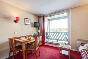 Studio 2 people | Living area | TV