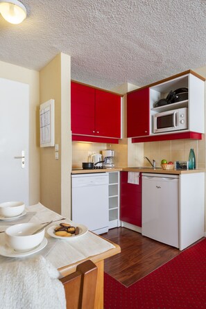 Apartamento estándar, 1 habitación | Cocina privada | Frigorífico, microondas, placa de cocina y lavavajillas