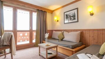 Standard - Apartment 5 people - 1 bedroom | Living room | TV