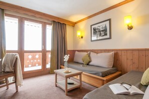 Apartamento estándar, 1 habitación (5 people / 5 personnes) | Sala de estar | Una televisión