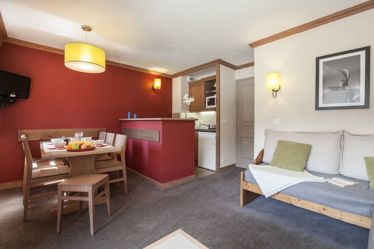 Apartamento estándar, 2 habitaciones (7 people / 7 personnes) | Sala de estar | Una televisión