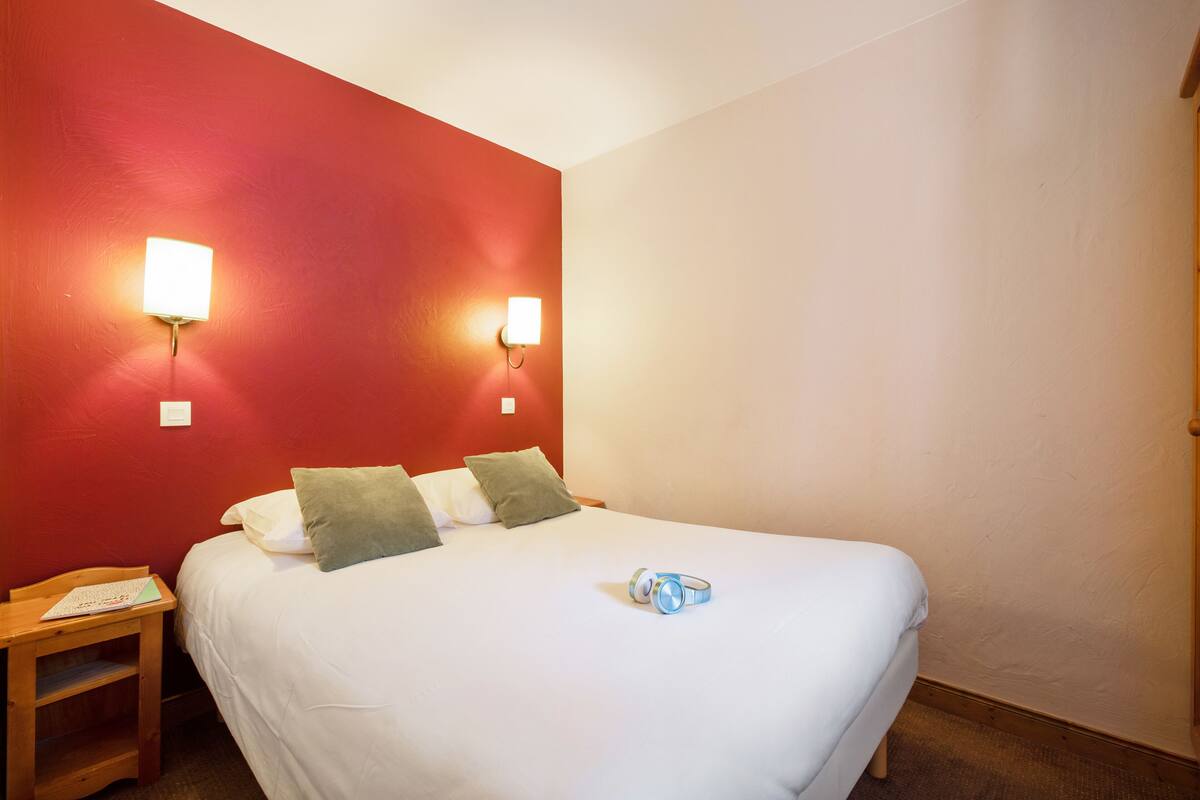 Apartamento estándar, 2 habitaciones (6 people / 6 personnes) | Tabla de planchar con plancha, cunas (de pago), wifi y ropa de cama