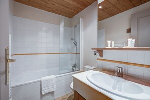 Apartamento estándar, 2 habitaciones (7 people / 7 personnes) | Baño | Bañera, artículos de higiene personal gratuitos y secador de pelo