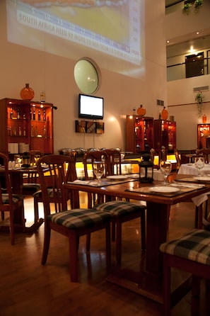 Breakfast, lunch and dinner served  - Aavri Hotel Deira (Dubai)