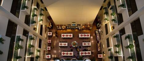 Petit déjeuner, déjeuner et dîner servis sur place