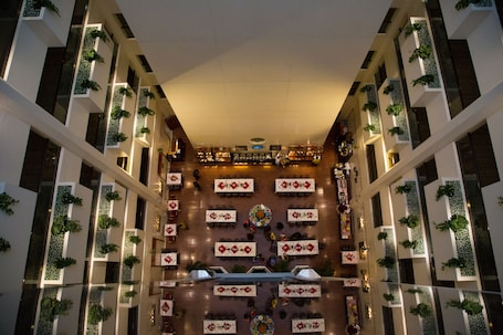 Breakfast, lunch and dinner served . Aavri Hotel Deira