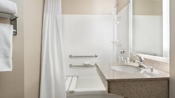 Ein modernes Badezimmer mit Badewanne, Waschbecken und Duschvorhang.