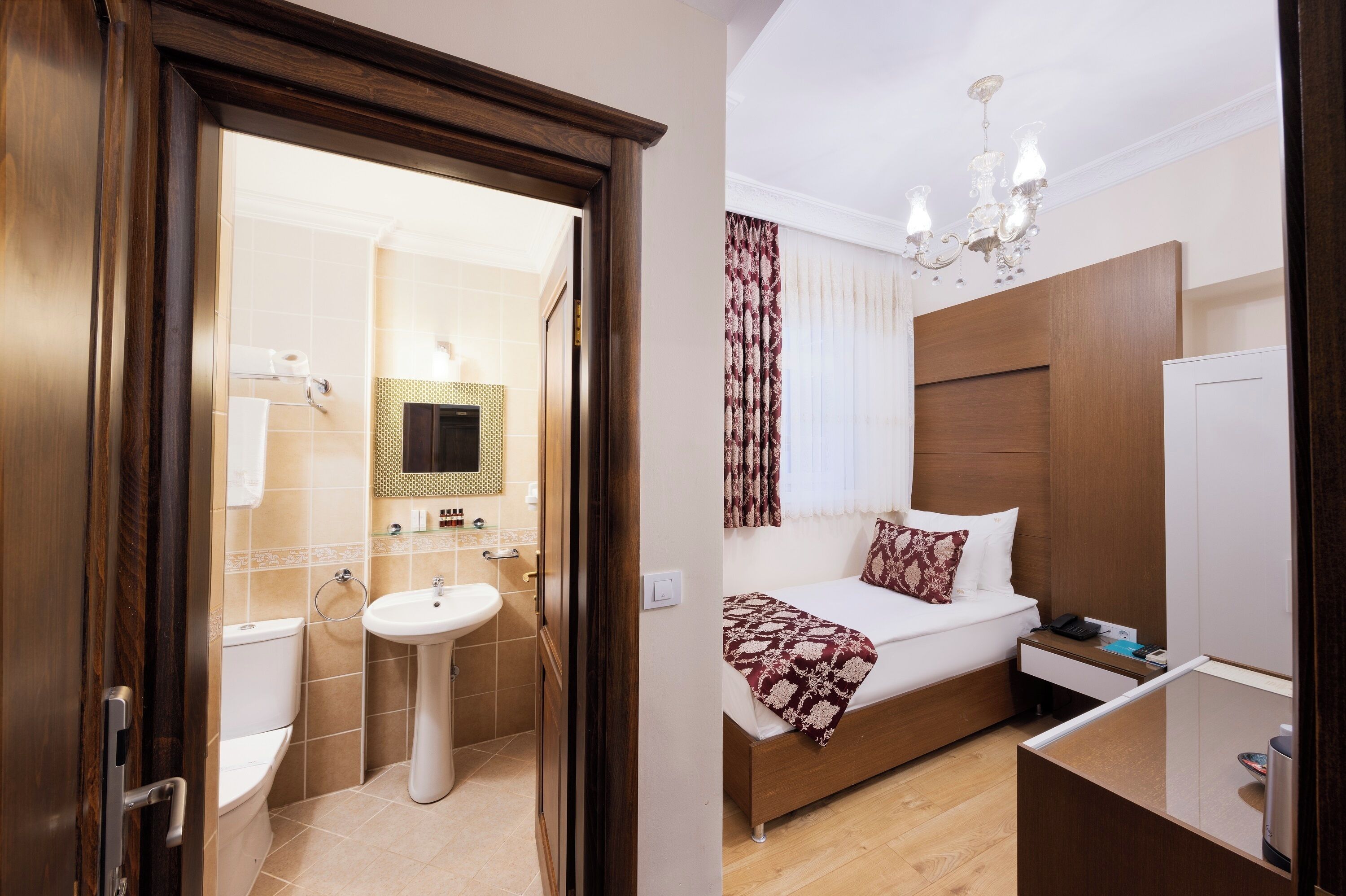 Economy Single Room | Minibar, in-room safe, individually decorated, individually furnished