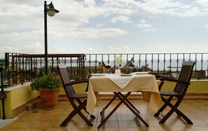 Outdoor dining - Seven Hills Boutique Hotel (Istanbul)