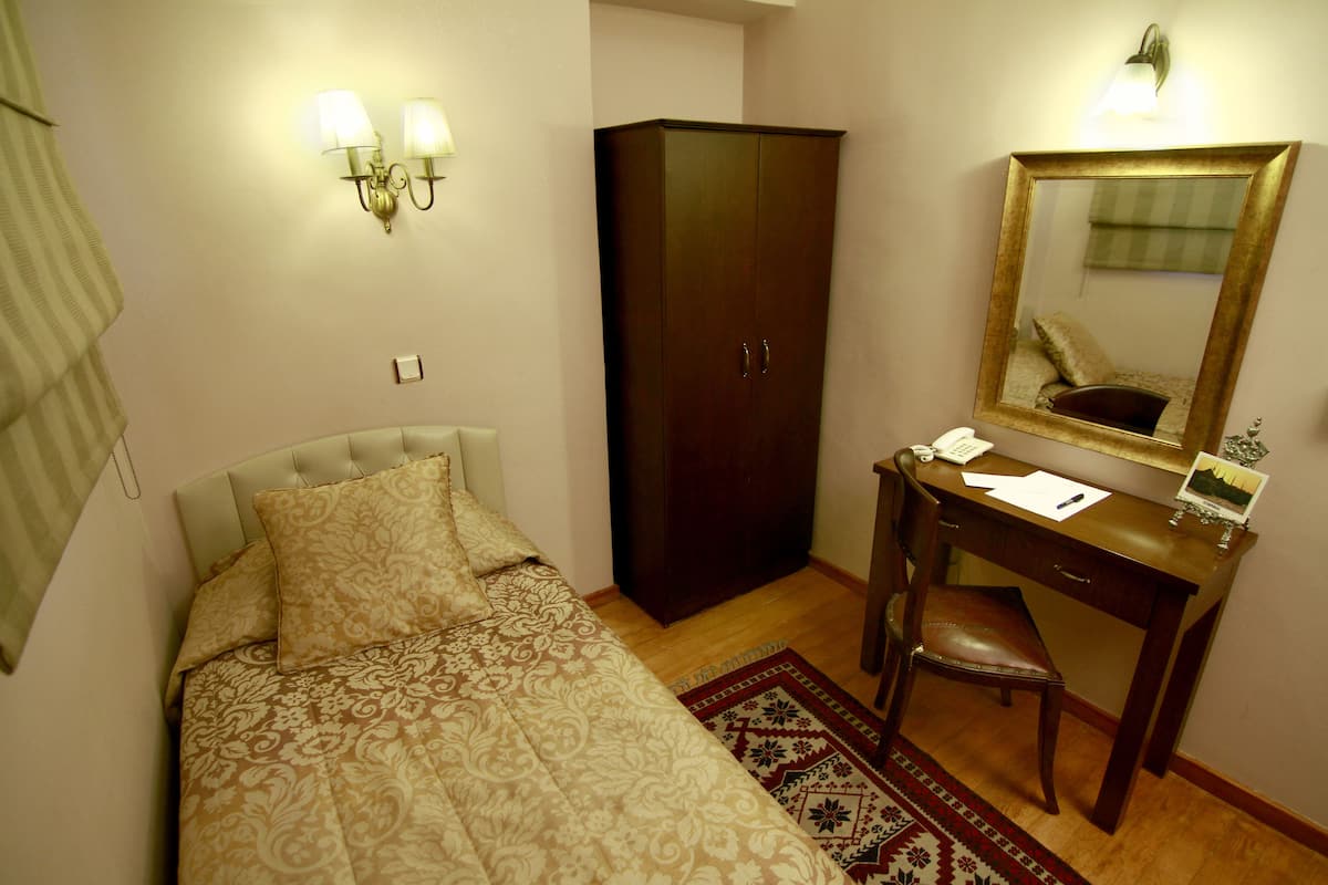 Small Single Room | Minibar, in-room safe, individually decorated, individually furnished