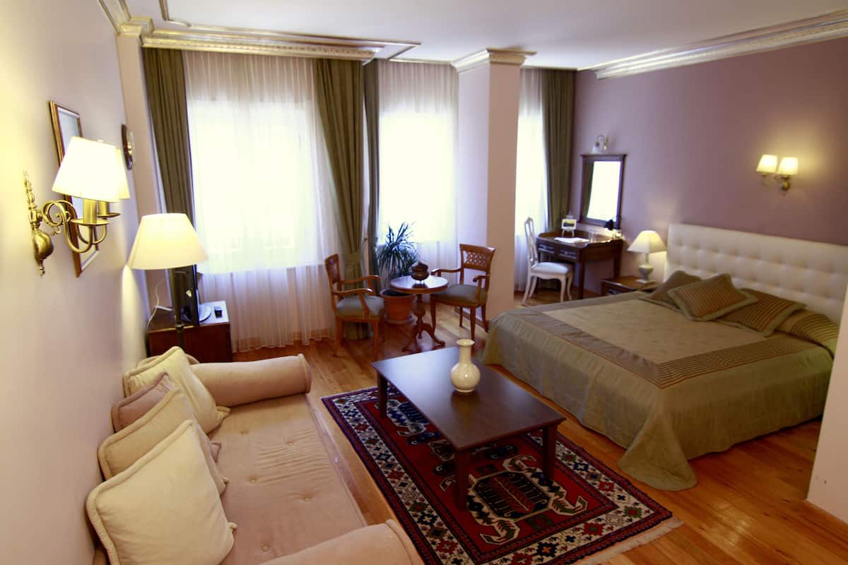 Superior Deluxe Room | Minibar, in-room safe, individually decorated, individually furnished