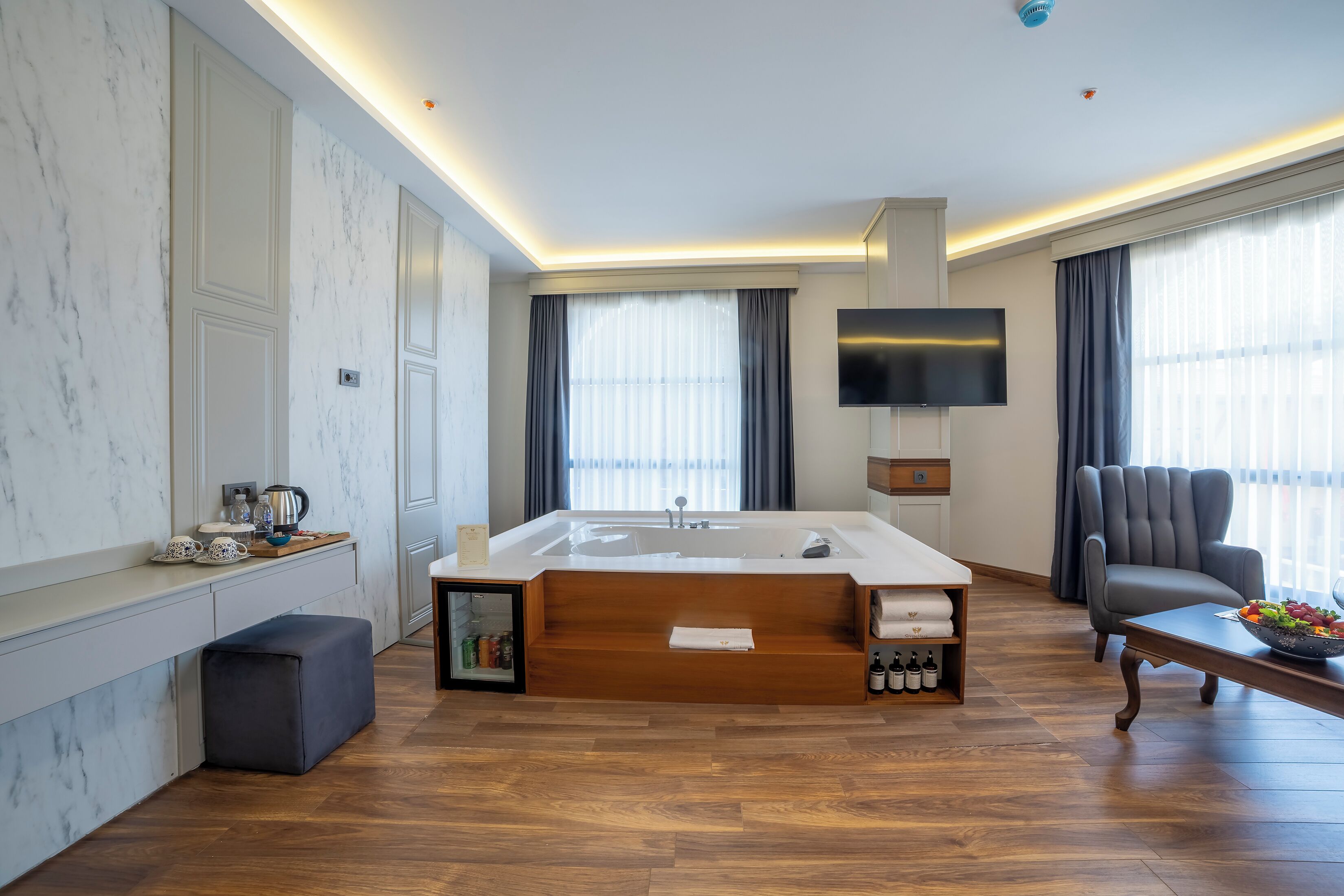 Corner Suite St.Sophia (Annex Building) | Banheira de hidromassagem