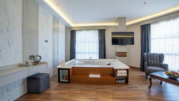 Corner Suite St.Sophia (Annex Building) | Banheira de hidromassagem