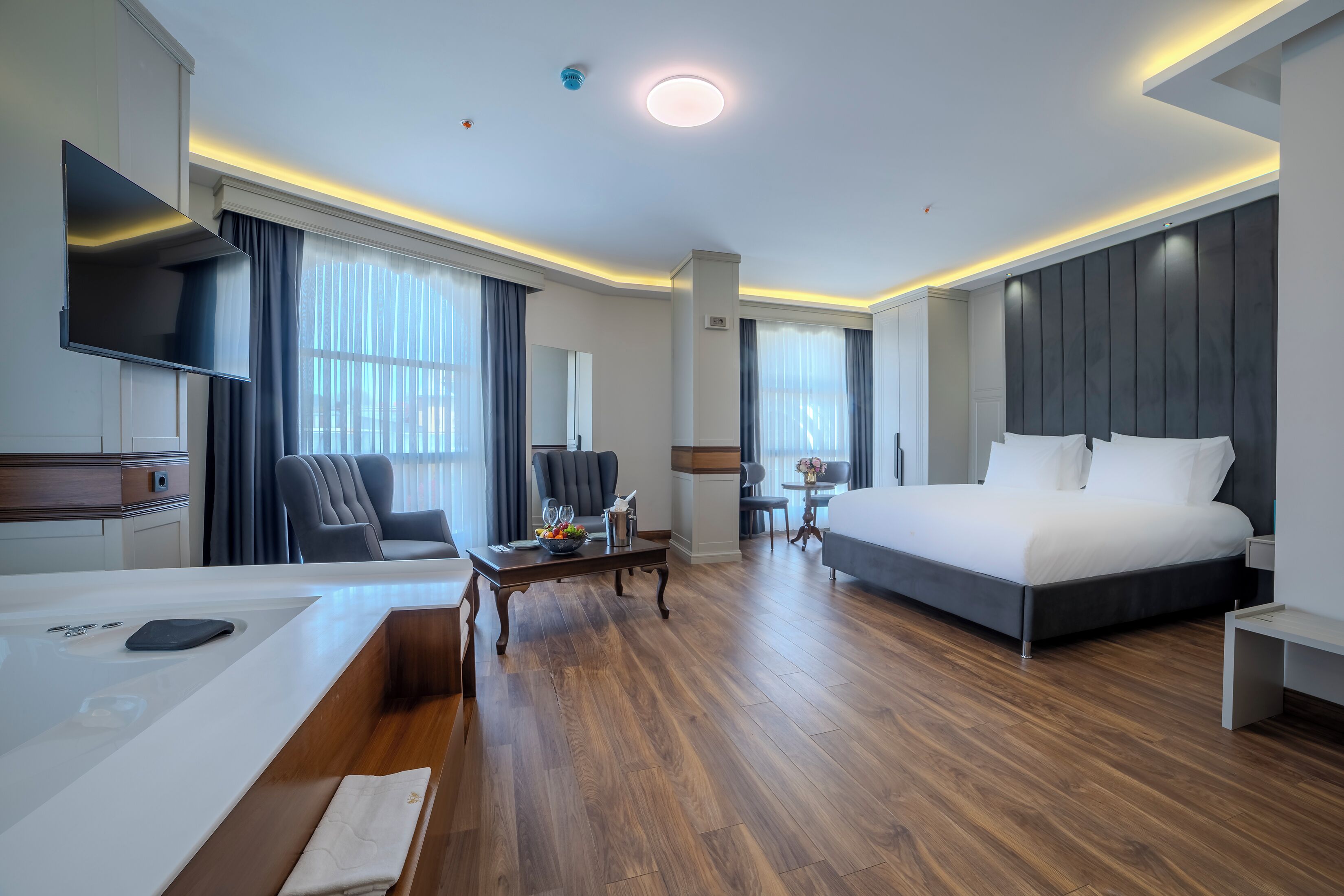 Corner Suite (Annex Building) | Minibar, in-room safe, individually decorated, individually furnished