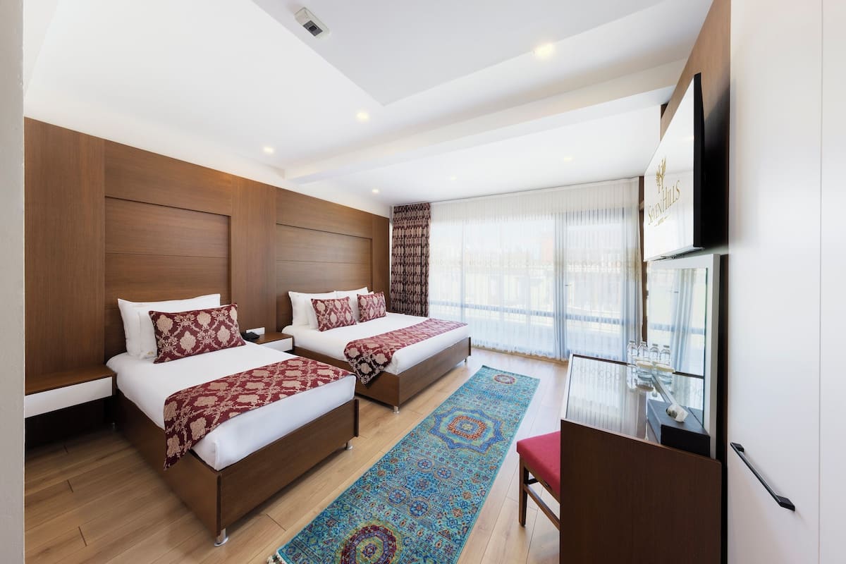 Deluxe Family Room | Minibar, in-room safe, individually decorated, individually furnished