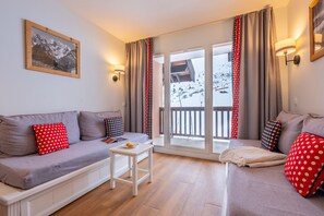 Appartement 4 personnes, 1 chambre, Vue Montagne dégagée | Zona de estar | Una televisión de pantalla plana