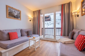 Appartement 4 personnes, 1 chambre, Vue Montagne dégagée | Living area | Flat-screen TV