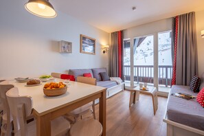 Appartement 6 personnes - 1 chambre + 1 coin nuit - Vue Montagne dégagée | 起居区 | 平板电视