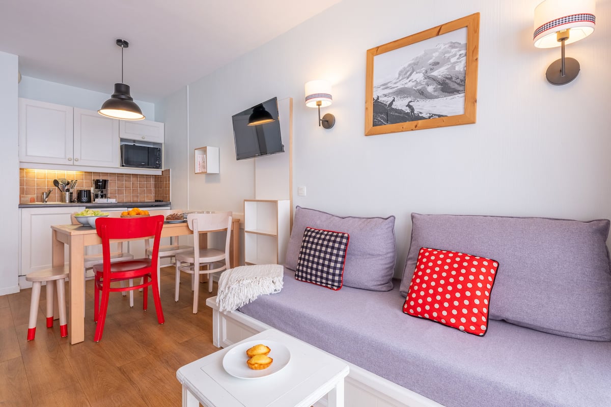 Studio 4 people - 1 sleeping alcove | Living area | Flat-screen TV