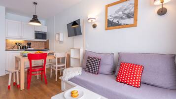 Studio 4 people - 1 sleeping alcove | Living area | Flat-screen TV