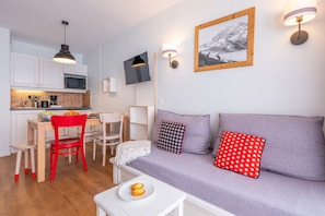 Studio 4 people - 1 sleeping alcove | Living area | Flat-screen TV - Pierre & Vacances Residence Le Thabor (Valmeinier)