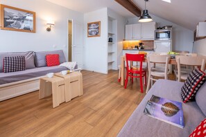 Apartement 8 People, 2 Bedrooms + 1 sleeping alcove | Living area | Flat-screen TV - Pierre & Vacances Residence Le Thabor (Valmeinier)