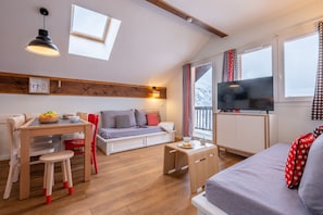 Apartement 8 People, 2 Bedrooms + 1 sleeping alcove | Living area | Flat-screen TV