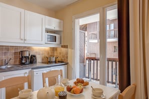 Appartement 4 personnes, 1 chambre | Private kitchen | Fridge, microwave, stovetop, dishwasher