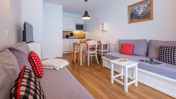 Appartement 4 personnes, 1 chambre, Vue Montagne dégagée | Woonruimte | Een flatscreentelevisie