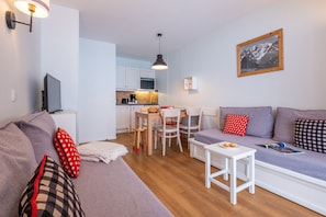 Appartement 4 personnes, 1 chambre, Vue Montagne dégagée | Living area | Flat-screen TV - Pierre & Vacances Residence Le Thabor (Valmeinier)